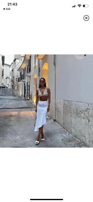 Kjol Från Zara - Säljer kjolen som Bianca Ingrosso har på bilden, storlek S. Lappar kvar och aldrig använd. Köparen står för frakt och varan finns kvar så länge annonsen finns kvar. TRYCK EJ PÅ KÖP NU, DM istället. SPÅRBAR FRAKT 66KR