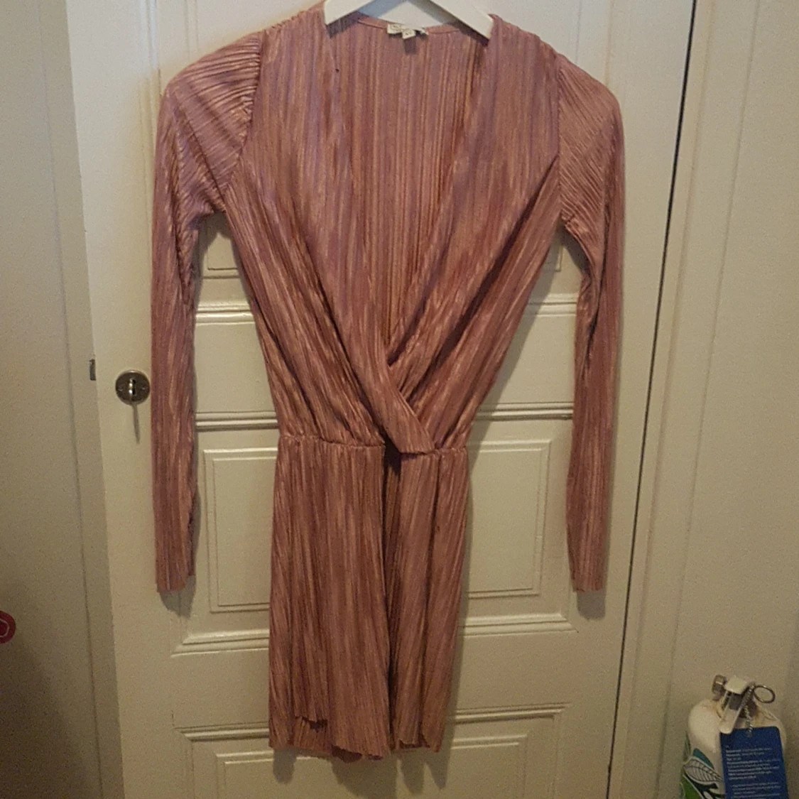 Ny jumpsuit. NLY trend. Plisserad