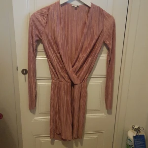 Ny jumpsuit. NLY trend. Plisserad - Ny. Jumpsuit. NLY trend. XS. Lappar kvar.