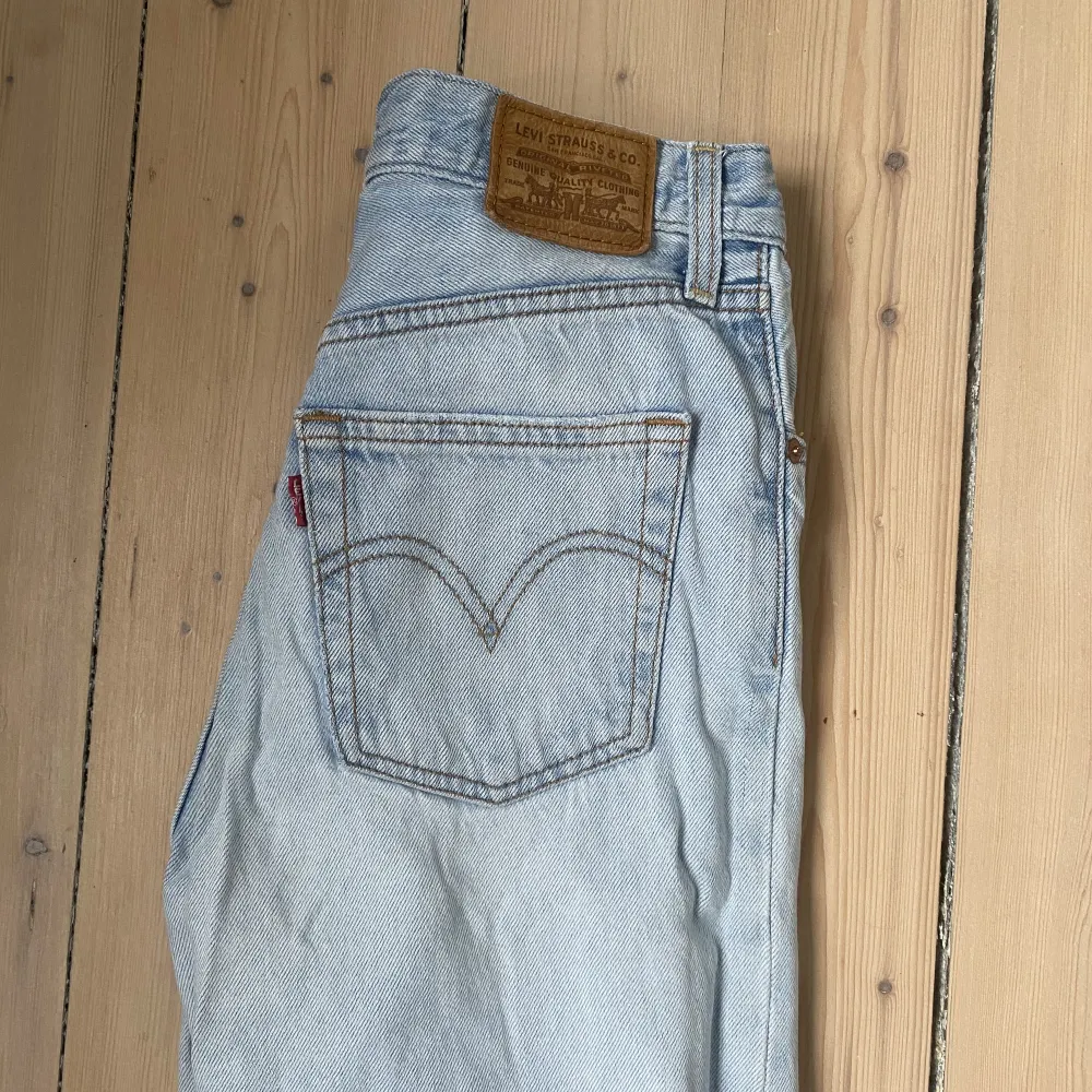 Skitsnygga ljusblåa Levis jeans som tyvärr blivit för små, därav ingen bild! Stl 26 i midjan och 29 i längden! Priset kan diskuteras vid snabb affär!🥰. Jeans & Byxor.