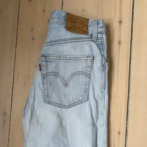 Skitsnygga ljusblåa Levis jeans som tyvärr blivit för små, därav ingen bild! Stl 26 i midjan och 29 i längden! Priset kan diskuteras vid snabb affär!🥰