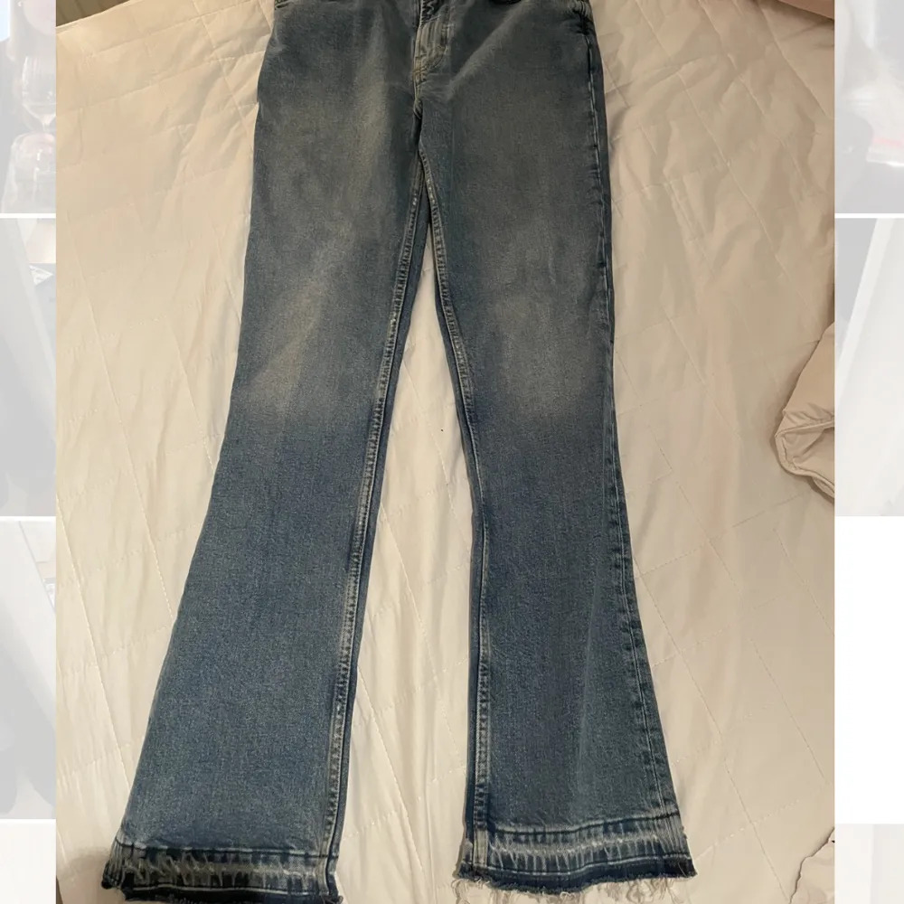 Supersnygga flare jeans från Karpe (Carlings) i storlek S. Använda sparsamt. Passar mig med S/M. Jättefina flare med slitningar nedtill, frakt ingår i priset. Jeans & Byxor.