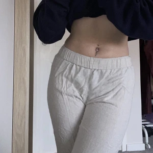 Beiga Linnebyxor  - Säljer ett par beiga linnebyxor från shein i väldigt bra skick 🤍 passa om man är kort och är väldigt snygga tex lågmidjade 🫶