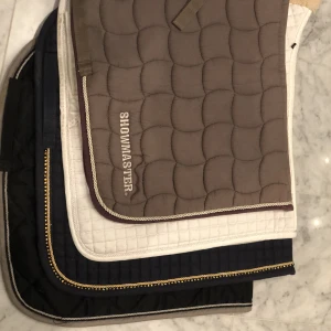 schabrak strl full - Fyra schabrak i storlek full till salu! Alla är i dressyrmodell förutom det bruna som är i hoppmodell. Kom i DM för tydligare bilder & pris. Det vita är från Trinity, det svarta från Gold Medal, det marinblå från JH Collection + det bruna från Showmaster!