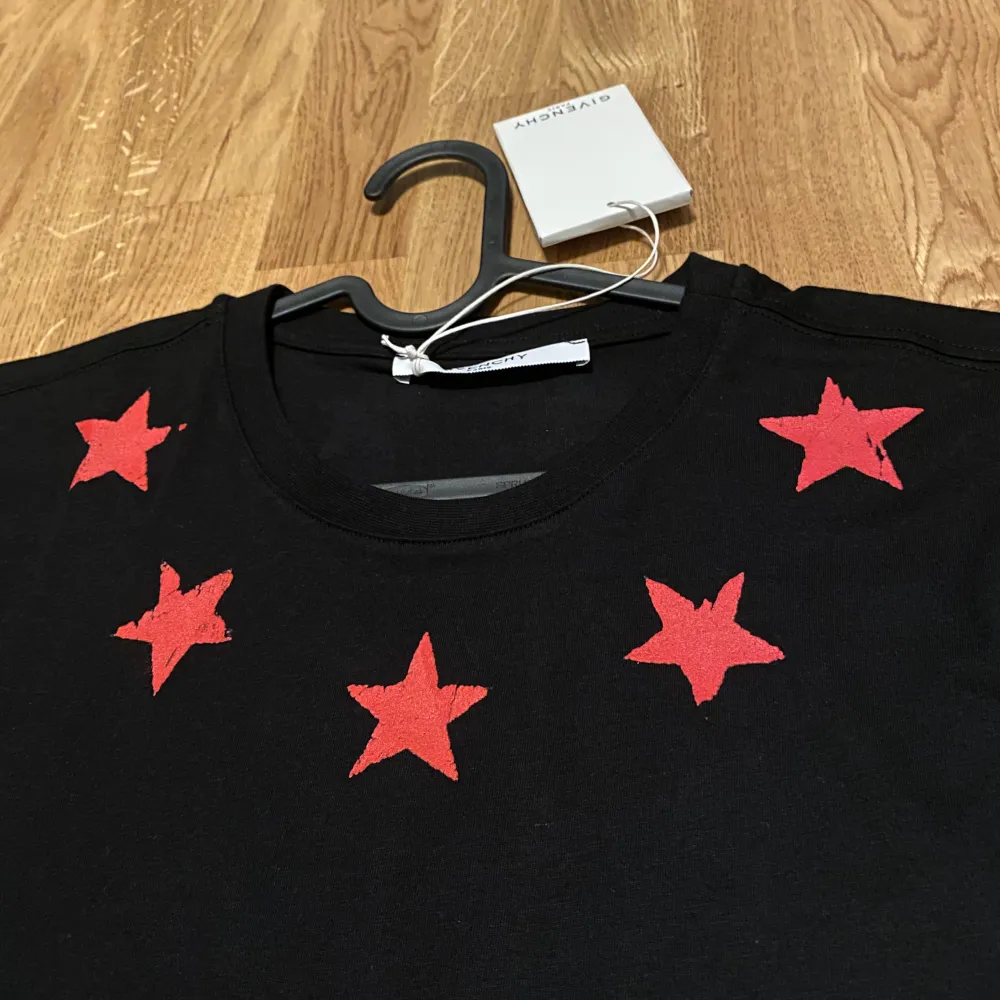 Givenchy t shirt storlek XXL passar även XL. T-shirts.
