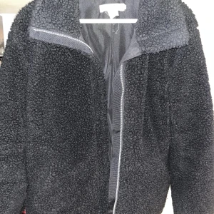 Teddy jacka  - Teddy jacka från h&m. Välanvänd men fin. Stor i storleken. 
