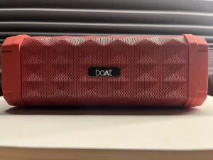 Red speaker with charger - Amazing condition speaker with charger red colour with audio that can fill up an entire house depending on the devices volume output that is connected to the speaker. Has latest Bluetooth connection and is a excellent Christmas gift. Only few months old. 
