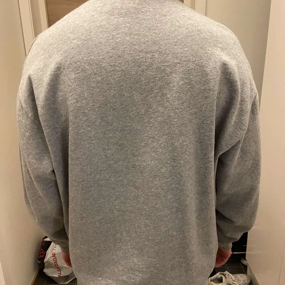Jättefin grå sweatshirt i storlek medium ifrån asos, den är lite nopprig men går enkelt bort, annars är den i bra skick. Tröjor & Koftor.
