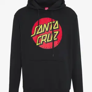 En jättefin Santa Cruz hoodie som är i fint skick. Inte använd på länge så bara legat därför lite dammig osv men tvättas självklart innan den skickas iväg. Hör av dig i dm för fler bilder och frågor, köpt för 700kr och knappt använd✨