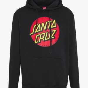 Santa Cruz hoodie  - En jättefin Santa Cruz hoodie som är i fint skick. Inte använd på länge så bara legat därför lite dammig osv men tvättas självklart innan den skickas iväg. Hör av dig i dm för fler bilder och frågor, köpt för 700kr och knappt använd✨
