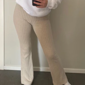 Bootcut byxor - Super sköna Beiga ribbade bootcut byxor från Gina (Inte mina på bilden) nypris 400kr 