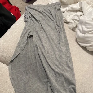 Asymmetrisk kjol - Grå knappt använd kjol