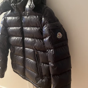 Moncler jacka  - Säljer min super fina moncler jacka som inte kommer till användning längre!!