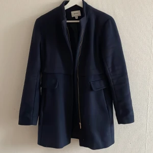 Kappa - Stradivarius  - Marinblå kappa i bra skick. Figurnära. 