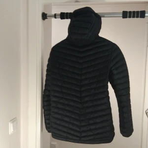 Peak Performance jr Frost down hood jacket  - Peak Performance jacka haft den i nån månad, växt ur den. Den är i bra skick och ÄKTA! Original pris 2400kr 