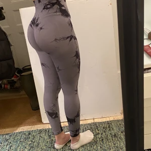 Träningsleggings med scrunch - Oanvända, sköna träningsleggings med scrunch för smickrande bakdel!  Storlek XS, passar även S.  3st för 500kr! 