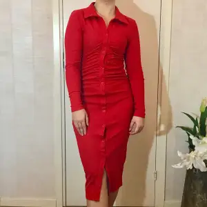 Supersnygg röd midiklänning! Säljes för 50kr💕