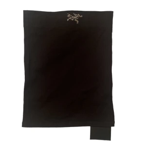 Arcteryx Rho Lightweight Wool Neck Gaiter - Märke: Arcteryx Modell: Rho Lightweight Wool Neck Gaiter Storlek: One size Färg: Svart Skick: Ny Information: