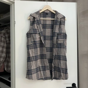 Skjortväst - Grå/blå rutig skjortväst strl. S från Shein. Oanvänd. Samfraktar gärna! Kolla in mina andra annonser om det finns något av intresse!  