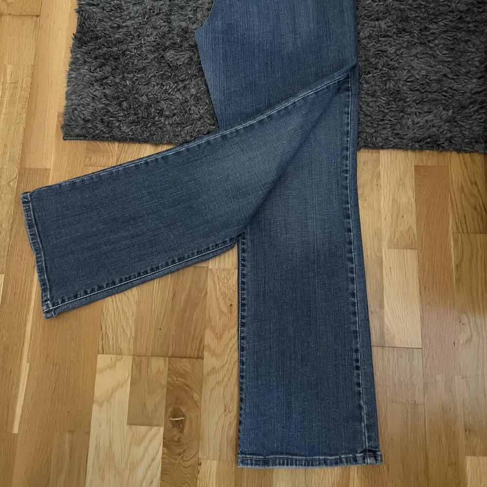 Vintage Levis 527 bootcut i bra skick.  Storlek 30/30. Jeans & Byxor.
