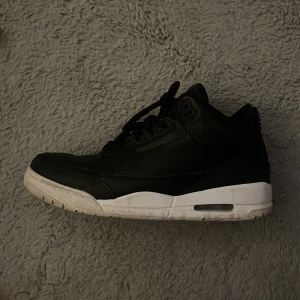 Jordan 3 Cyber Monday - Jordan 3 cyber monday Ingen box, inga innersulor Storlek 44.5  Helt ok skick, steal för priset. 