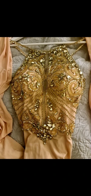 WOW klänning! - Handgjord klänning till nyår, bröllop eller fest. Nyskick. Använd 1 gång som brudtärna. Inköpt från butiken "Kristinas Brud och fest" i Jönköping för 5500 kr. Insydda bystinlägg. 