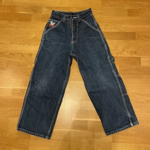Baggy jeans!  - Blåa jeans i bra skick med detaljer och många fickor! :) Frakt tillkommer! 