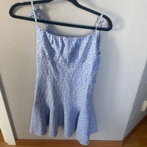 Klänning  - Blå blommig klänning från Shein, storlek S men passar Xs 