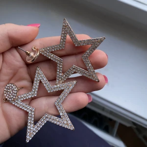 Stjärnörhängen  - Superfina stjärnörhängen i guld! Aldrig använda💗 Anvönder ej guldsmycken 