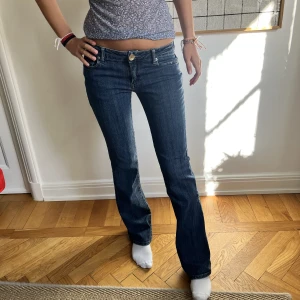 Jeans!  - Jeans med cool detalj på ena backfickan❤️ MIDJEMÅTT:77cm INNERBENSLÄNGDEN:80cm