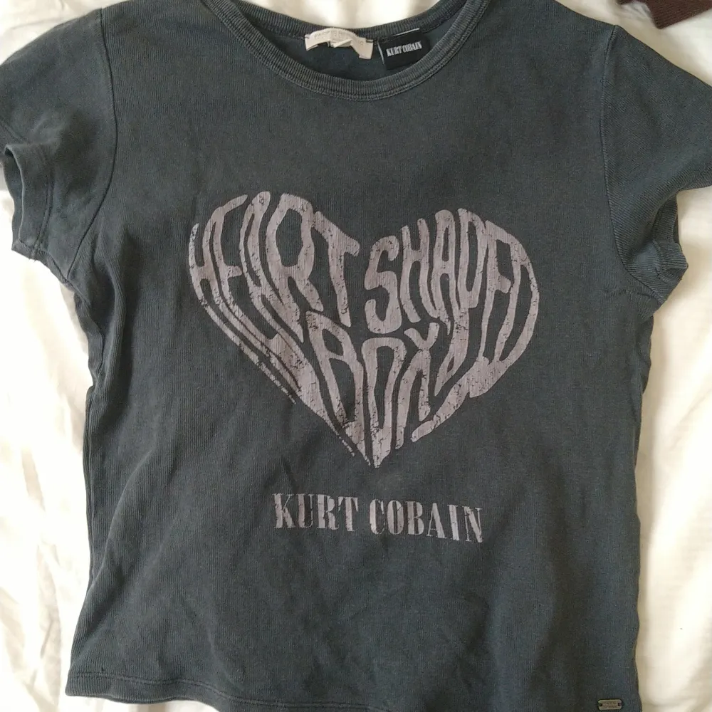 Fin Kurt Cobain t-shirt från Pull & Bear, finns en liten defekt/lagning men det är inget som syns vid användning, fint sick och lågt pris pga lagning 🪐. T-shirts.