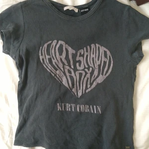 Kurt Cobain t-shirt - Fin Kurt Cobain t-shirt från Pull & Bear, finns en liten defekt/lagning men det är inget som syns vid användning, fint sick och lågt pris pga lagning 🪐