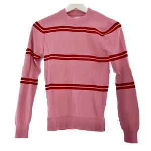 Envii - Tunn stickad tröja - En färgbomb från Envii! 💗❤️Tunt stickad i rosa med röda ränder. Tajt passform. Storlek S. För material se bild 3.