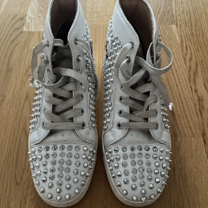 Louboutin skor - Intressekoll på dessa så snygga skor! Köptes för ca två år sen på plick utan älthetsvevis men säljaren garanterade att dem var äkta vilket jag inte tvivlar på! Säljer därför billigare och vill gärna sälja så fort som möjligt🖤