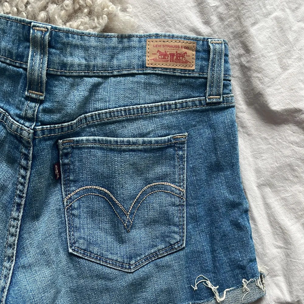 Vintage jeansshorts från Levi! Står inga midjemått utan det är storlek S🖤🖤 . Shorts.