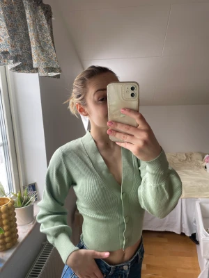 Stickad mintgröna kofta från gina  - Så så fin stickad kofta från gina, helt ny med prislapp kvar! Originalpris 350, mitt pris 200kr. Strl XS