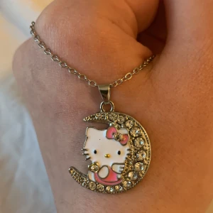hello kitty halsband💖 - coolt hello kitty halsband med stenar💖