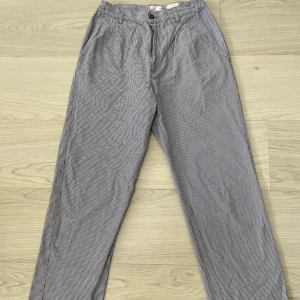 Byxor - Mönstrings byxor (lila och vita) ifrån Bragard i storlek XS/S😊 säljer pga att de blivit för små för mig, och priset kan förhandlas om.