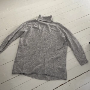 Stickad tröja/klänning - Grå stickad tröja från H&M som också går super att använda som klänning om man är lite kortare. Storlek M