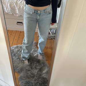 Säljer mina mid waist jeans från GrinaTricot i storlek 34. Fint skick! Säljes billigt då jag vill bli av med dom! (Nypris 500kr)💕