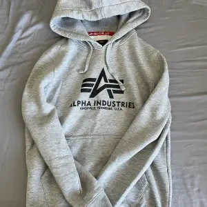 En grå alpha industries hoodie i storlek S, varan är i bra skick 