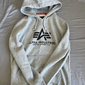 Alpha industries hoodie - En grå alpha industries hoodie i storlek S, varan är i bra skick 