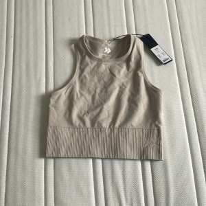 Tränings topp - Fin tränings topp aldrig använd med lappen kvar. Säljer då den inte kommer till användning. Skriv för fler bilder eller om du har frågor ❤️❤️