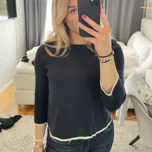 Tröja  - En stickad tröja med trekvartslånga armar och vita detaljer💓