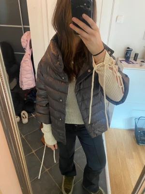 Herno jacka  - Säljer denna såsåå fina Herno jackan i en så fin grå/brun färg. Så najs nu till våren!!! Strl 40 men tkr bara de är snyggt när den är lite oversized. Använd ksk 2 gånger så helt som ny🙌🏼🙌🏼 Hör av er vid frågor 