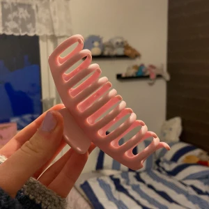 Hårklämma - Hårklämma i rosa som inte används. Inget trasigt eller några skador!