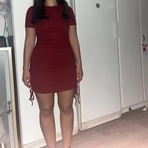 Vinröd klänning  - Vinrödklännig storlek S.