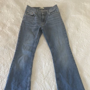Low-waist Ginatricot jeans!! Supersnygga, säljs då de tyvärr blivit för korta. - fina jeans med bra passform, upplevs inte som jeansmaterial utan mer åt jegginshållet men ser absolut ut som helt vanliga jeans. Supernöjd med dessa byxor. Väl använda men i fint skick! Ursprungspris 499 kr