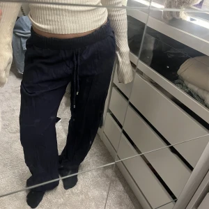 Linnebyxor  - Mina favorit linnebyxor från zara som är helt slutsålda. Säljer då jag inte använder dem lika mycket längre. De är i ett väldigt bra skick och är helt perfekta till sommaren😍💕