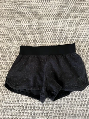 Adidas Shorts - Knappt använda och inga anmärkningar på skicket.